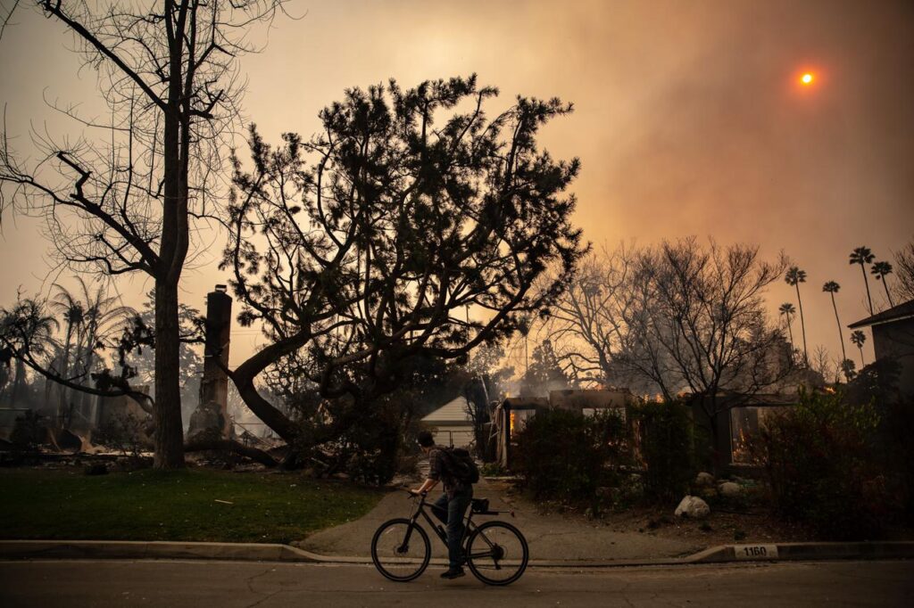 Cinco muertos, miles de evacuados y devastación por incendios en el condado de Los Ángeles