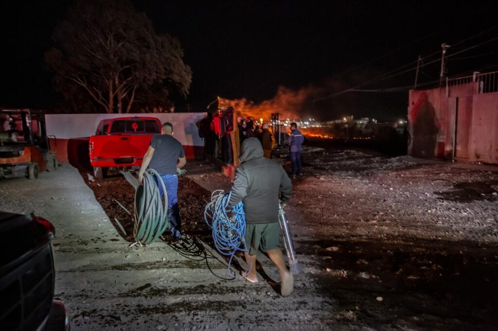 Intenso incendio consume tarimera en el Salvatierra