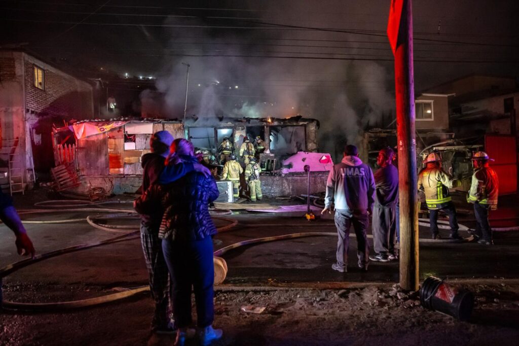 Intenso incendio arrasó con cuartería de la colonia Buena Vista