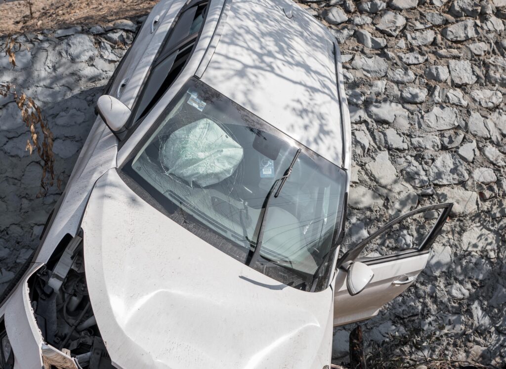 Joven automovilista vuelca tras perder el control en una curva