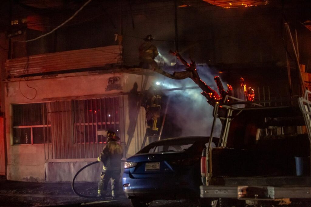 Chispas de un poste de luz provocaron un intenso incendio en el Lago