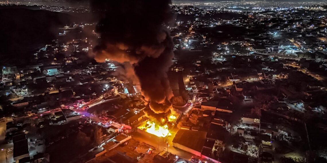 Bomberos trabajaron más de cuatro horas en incendio de bodega de hilos