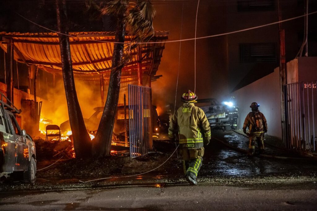 Chispas de un poste de luz provocaron un intenso incendio en el Lago