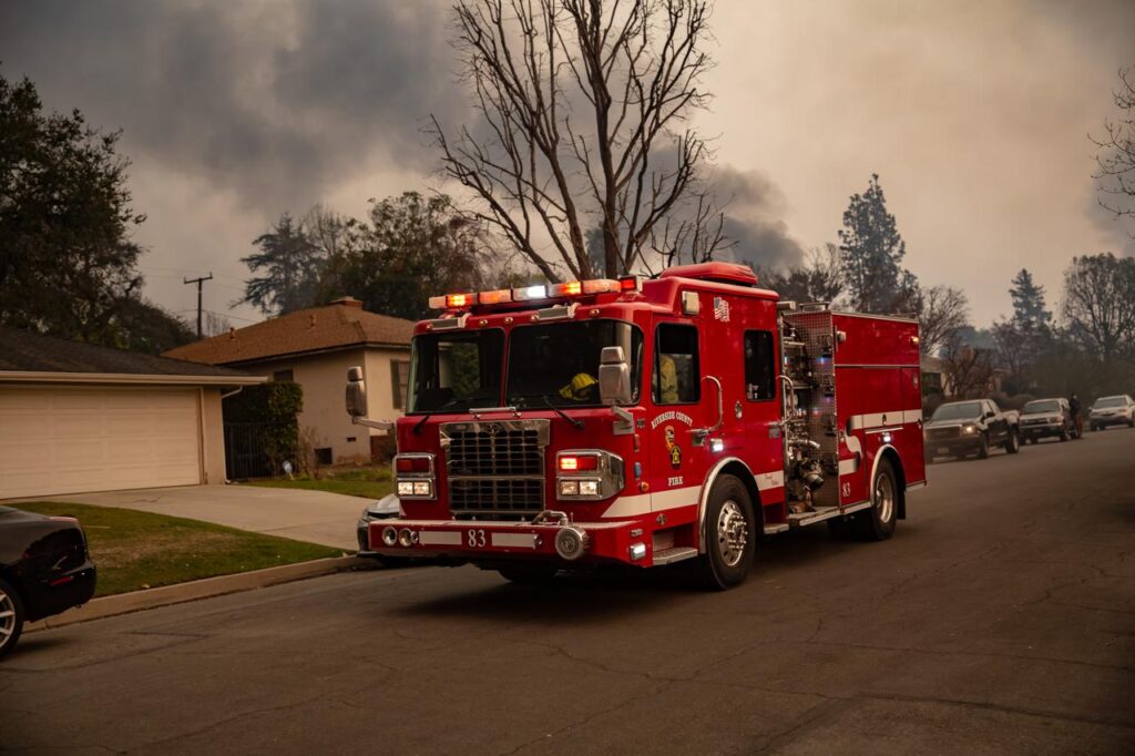 Cinco muertos, miles de evacuados y devastación por incendios en el condado de Los Ángeles