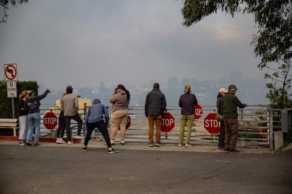 Cinco muertos, miles de evacuados y devastación por incendios en el condado de Los Ángeles