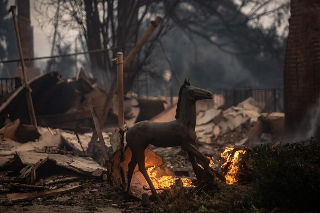 Cinco muertos, miles de evacuados y devastación por incendios en el condado de Los Ángeles