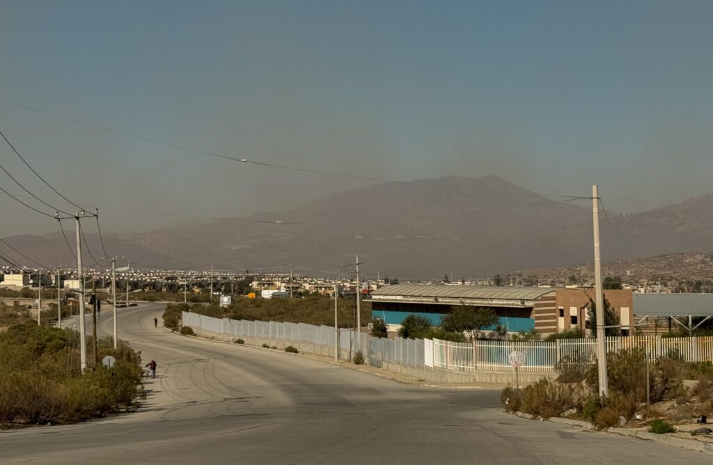 Incendio inicia al Sur de Tecate y se propaga hasta Tijuana