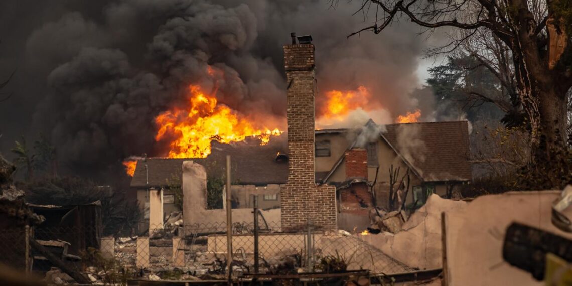 Cinco muertos, miles de evacuados y devastación por incendios en el condado de Los Ángeles