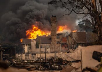 Cinco muertos, miles de evacuados y devastación por incendios en el condado de Los Ángeles