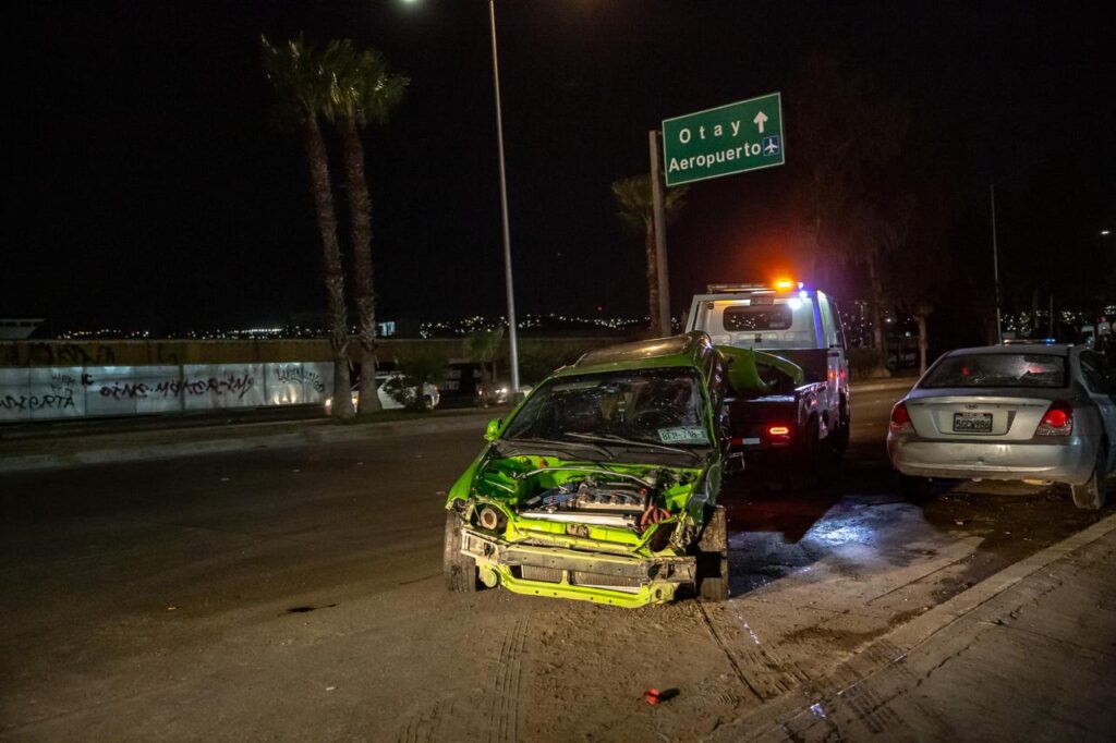 Joven jugaba carreras en un honda y choca, novia y compañeros salen heridos