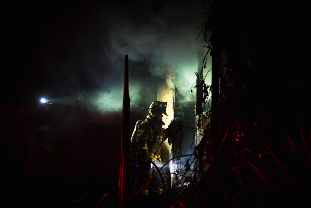 Incendio consume vivienda en colonia Anexa Morelos