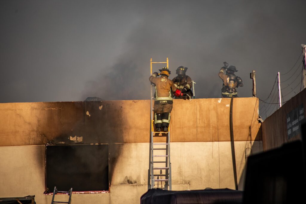 Bomberos trabajan más de 8 horas en el incendio de bodegas industriales