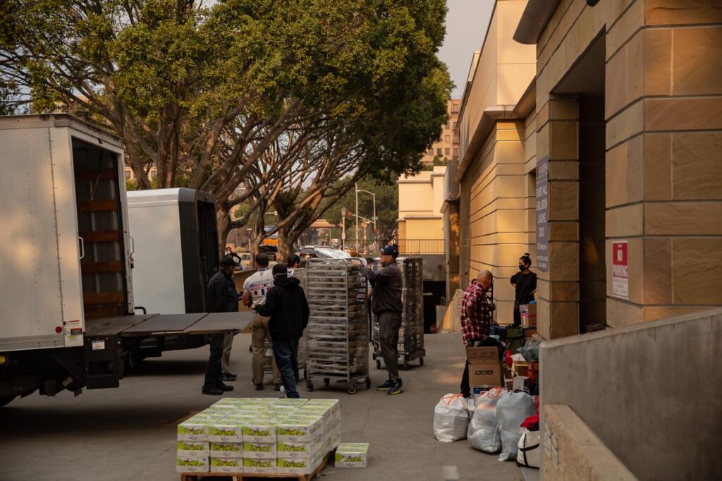 Más de 500 damnificados buscan refugio tras incendios en Pasadena