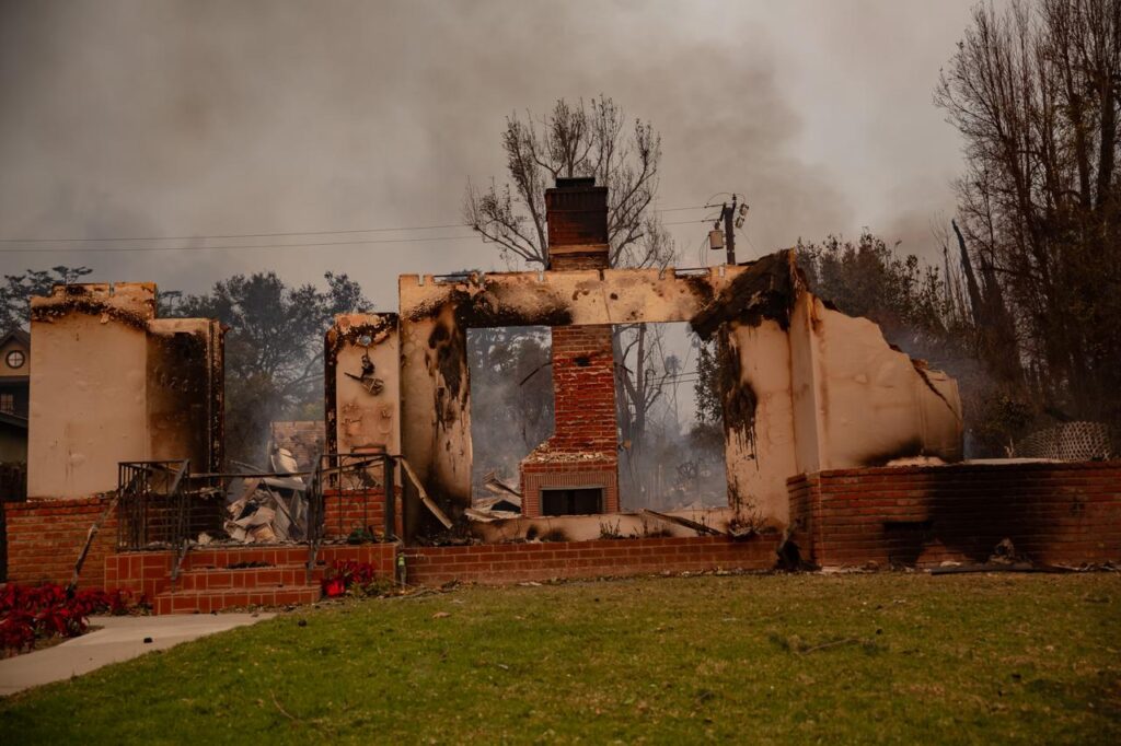 Cinco muertos, miles de evacuados y devastación por incendios en el condado de Los Ángeles