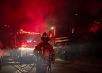 Incendio consume vivienda en colonia Anexa Morelos