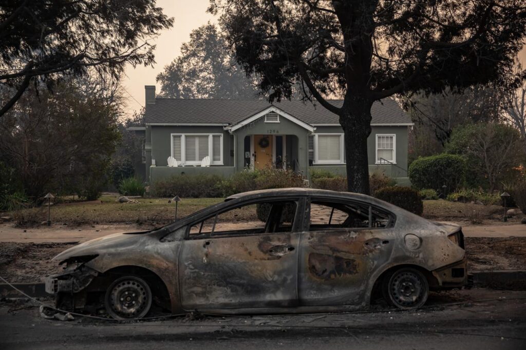 Cinco muertos, miles de evacuados y devastación por incendios en el condado de Los Ángeles