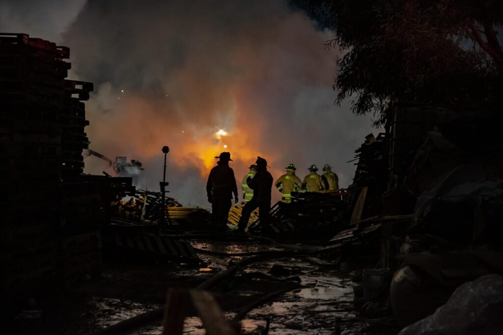 Distribuidora de tarimas se incendia en el Murúa