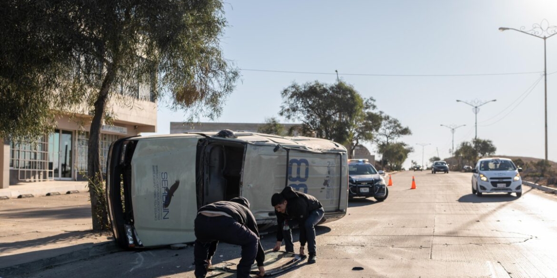 Vehículo de seguridad privada vuelca en Urbi Quinta del Cedro