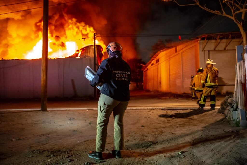 Bomberos trabajaron más de cuatro horas en incendio de bodega de hilos