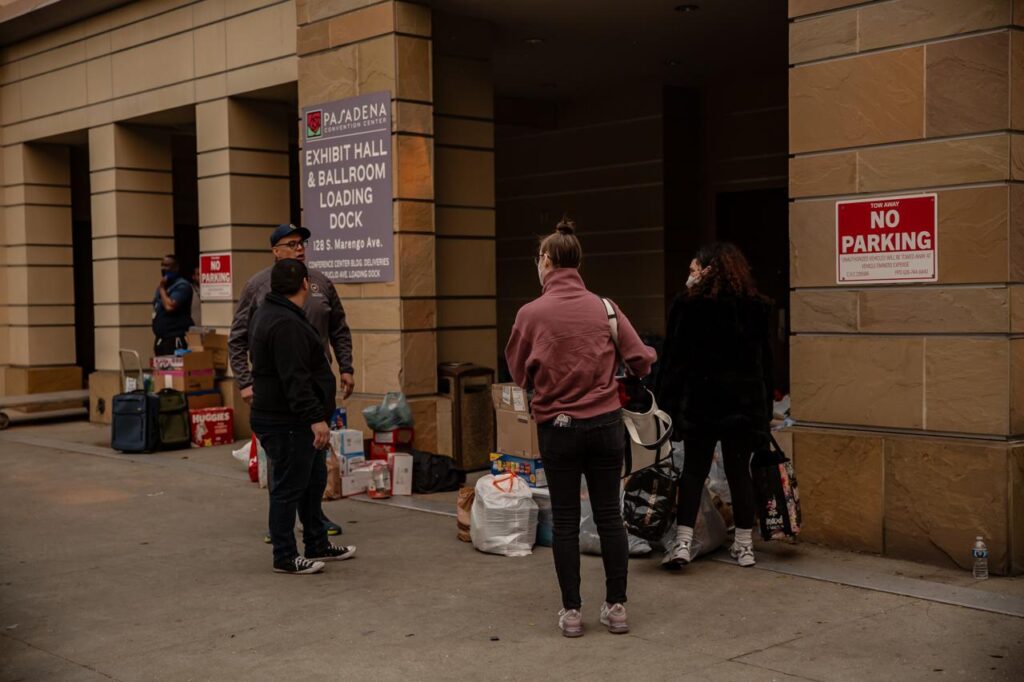 Más de 500 damnificados buscan refugio tras incendios en Pasadena