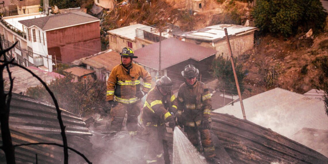 Ayuntamiento de Tijuana atiende a familias afectadas tras el incendio en Pedregal de Santa Julia