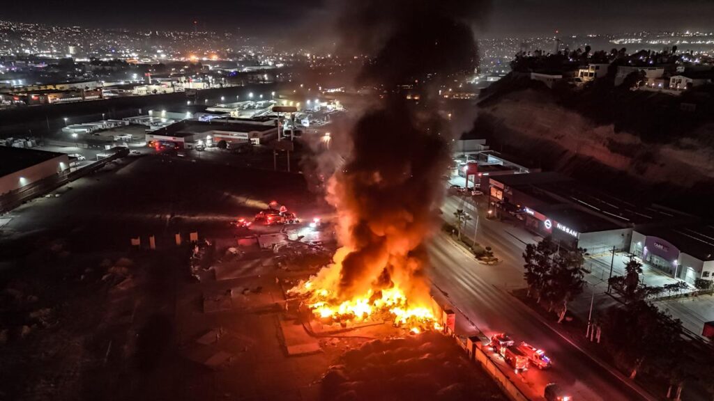 Bomberos de Tijuana sofocan incendio en lote baldío sobre el bulevar Insurgentes