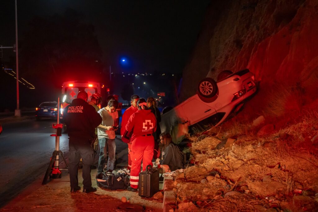 Jóvenes vuelcan en la carretera a Playas