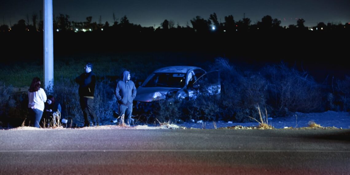 Choque vehicular termina en volcadura sobre la carretera Abasolo