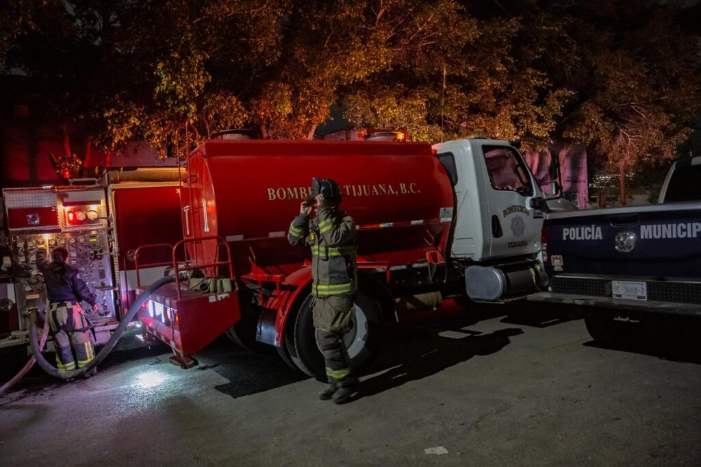 Por frío provocan incendio de un lote baldío