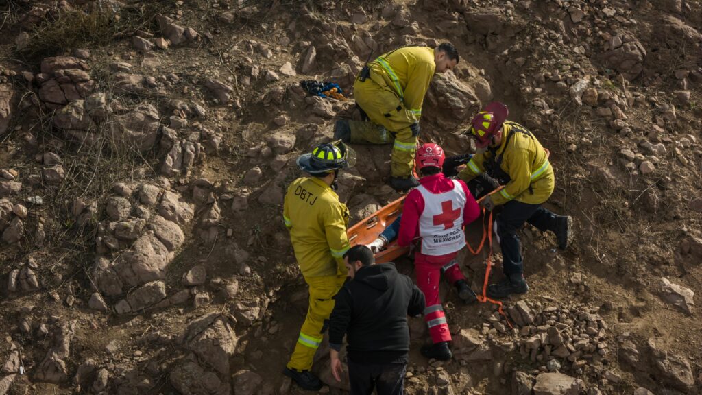 Bomberos rescatan a mujer que practicaba senderismo en el Cerro Colorado