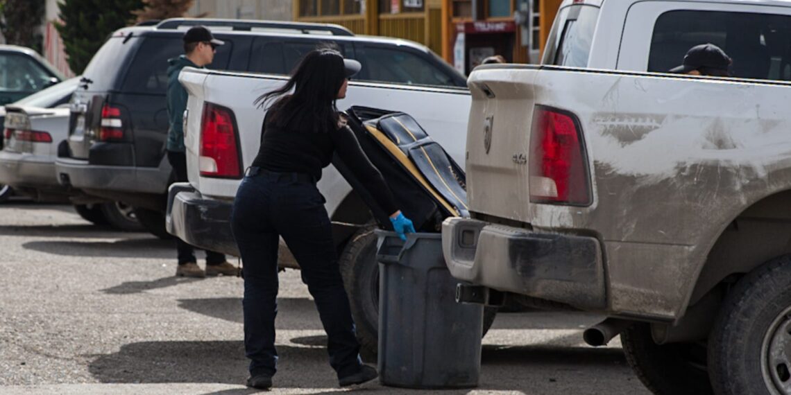 Pareja arrastraba bote de basura con restos humanos