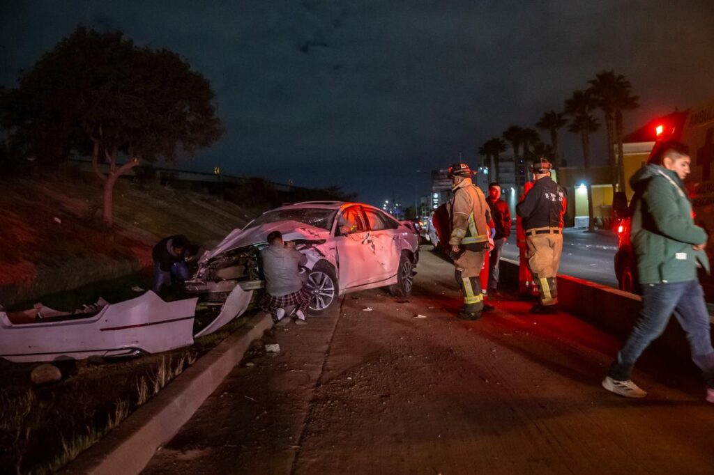 Familia sufre accidente al volcarse sobre la vía rápida Alamar