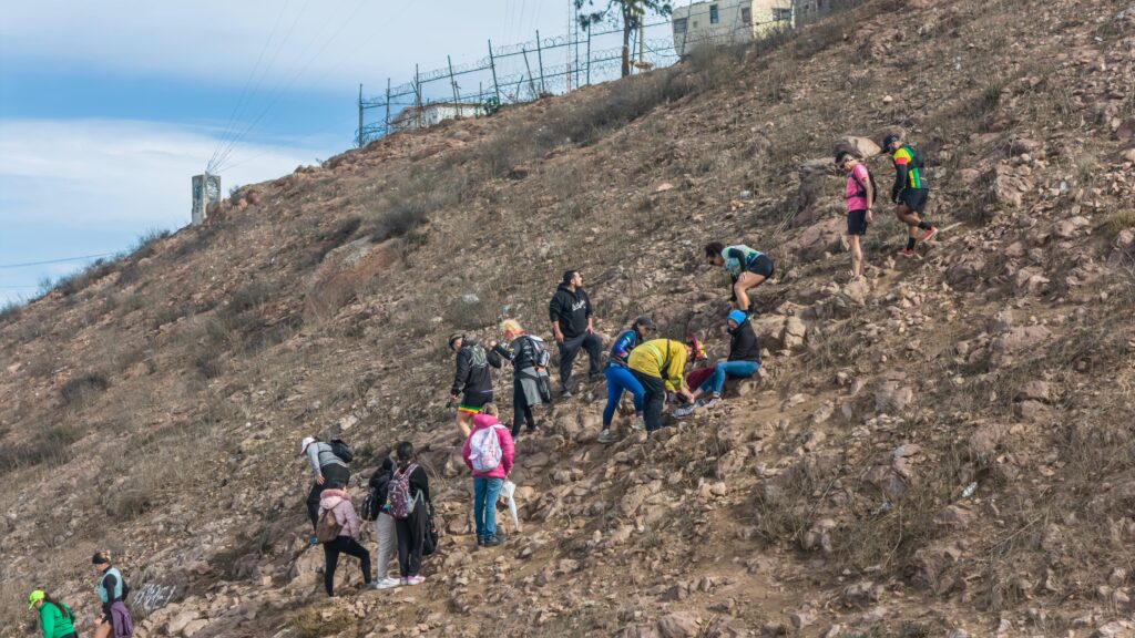 Bomberos rescatan a mujer que practicaba senderismo en el Cerro Colorado