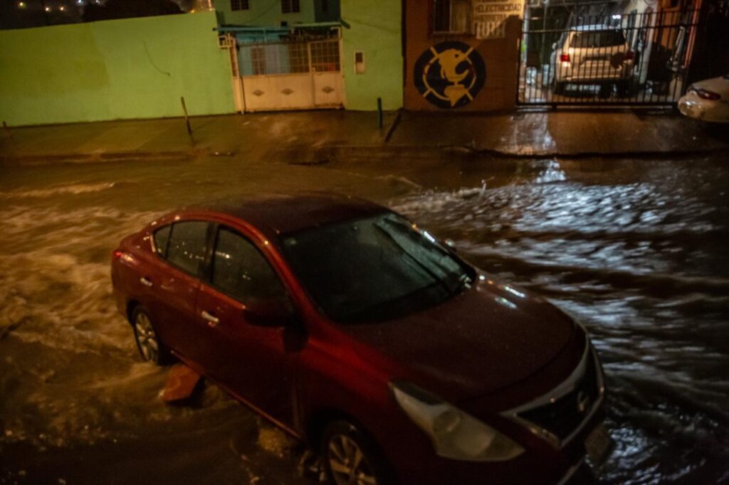 Corriente de agua arrastra a un vehículo de UBER