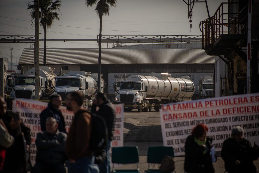 Trabajadores pensionados bloquean instalaciones de Pemex y advierten será permanente