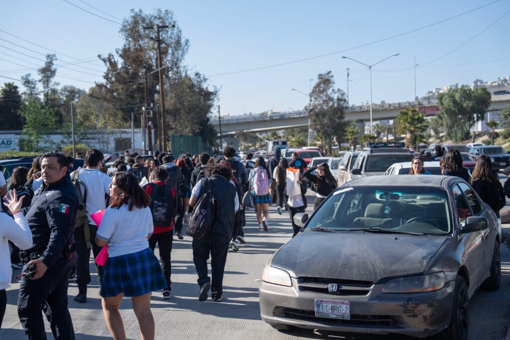 Estudiantes del Cobach Ruben Vizcaíno bloquean la Vía Rápida Poniente