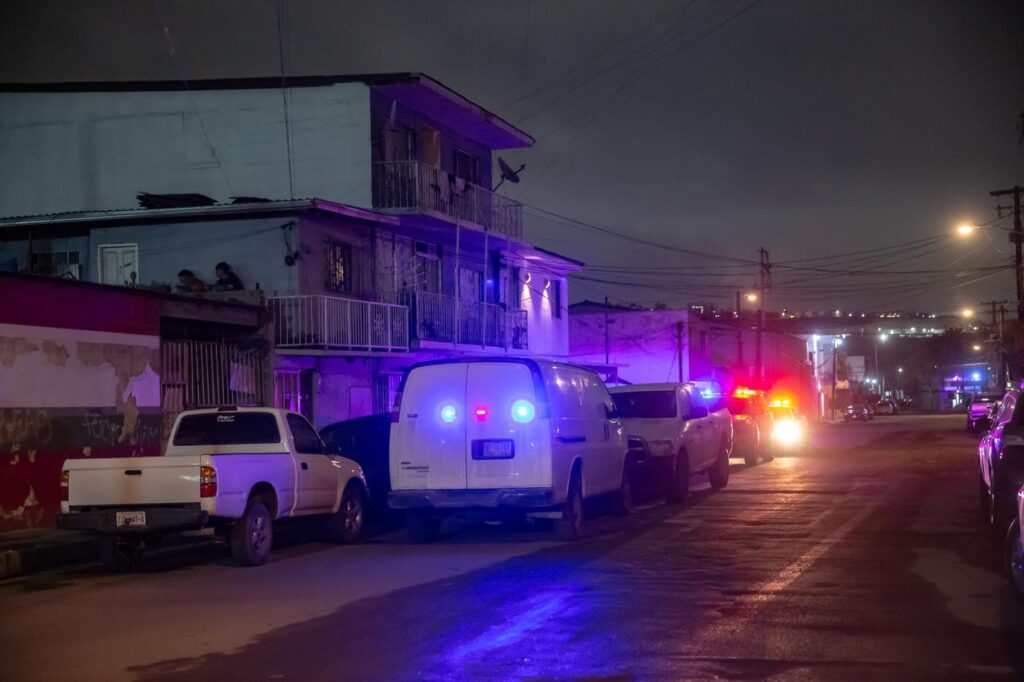 Mujer encuentra a su padre de 75 años asesinado dentro de su departamento