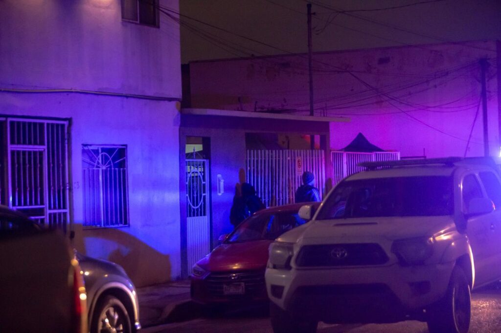 Mujer encuentra a su padre de 75 años asesinado dentro de su departamento