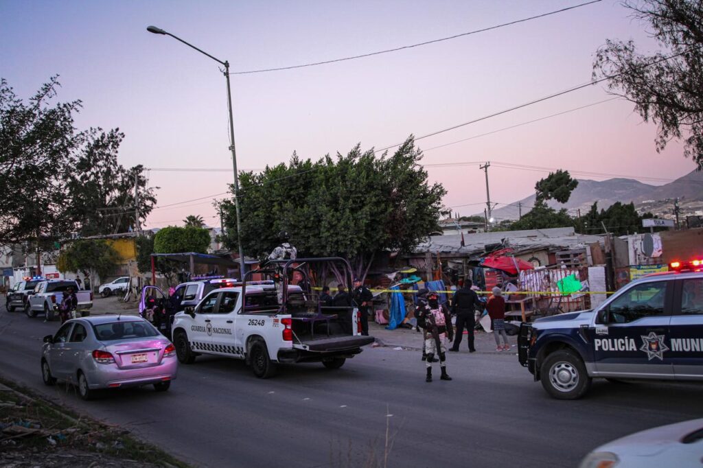 Llega a casa a buscar a una persona y encuentra un muerto y una lesionada