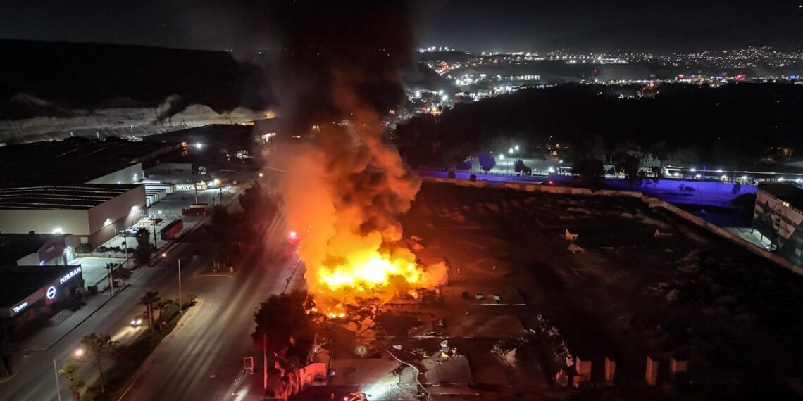 Bomberos de Tijuana sofocan incendio en lote baldío sobre el bulevar Insurgentes