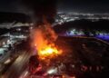 Bomberos de Tijuana sofocan incendio en lote baldío sobre el bulevar Insurgentes