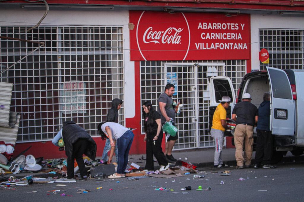 Conductor sufre percance de salud y se estrella contra local comercial