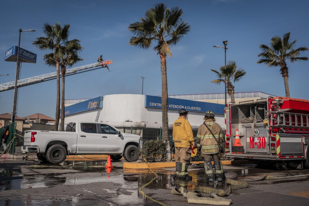 Incendio en tienda de Telcel de Macroplaza deja daños parciales en el taller