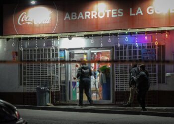 Lesionan a un hombre dentro de un abarrotes; otro muere de un infarto