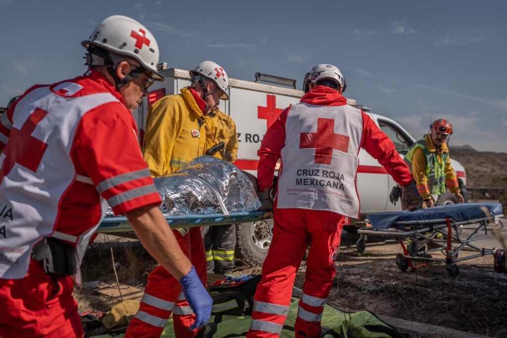 Bomberos rescatan a mujer tras volcar en barranco; llevaba 2 días atrapada