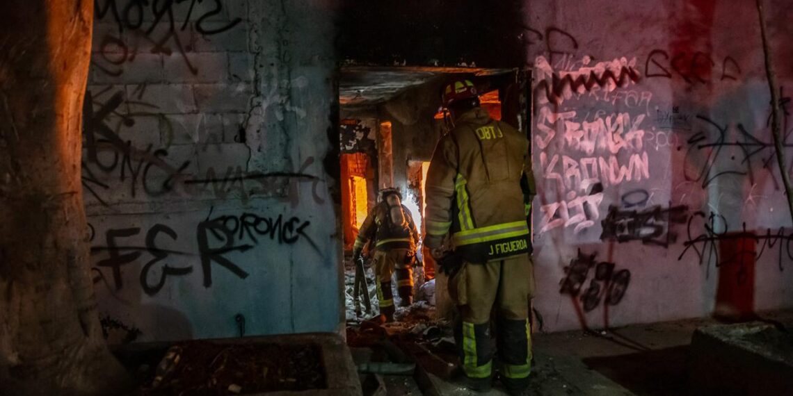 Por frío provocan incendio de un lote baldío