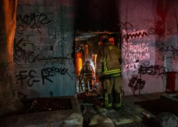 Por frío provocan incendio de un lote baldío