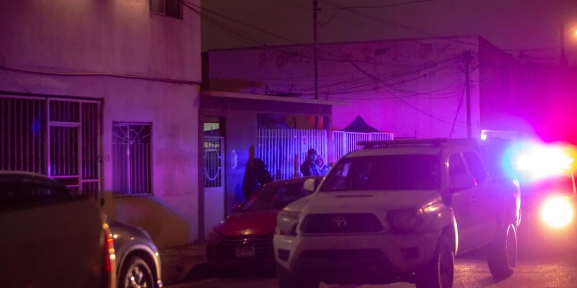 Mujer encuentra a su padre de 75 años asesinado dentro de su departamento