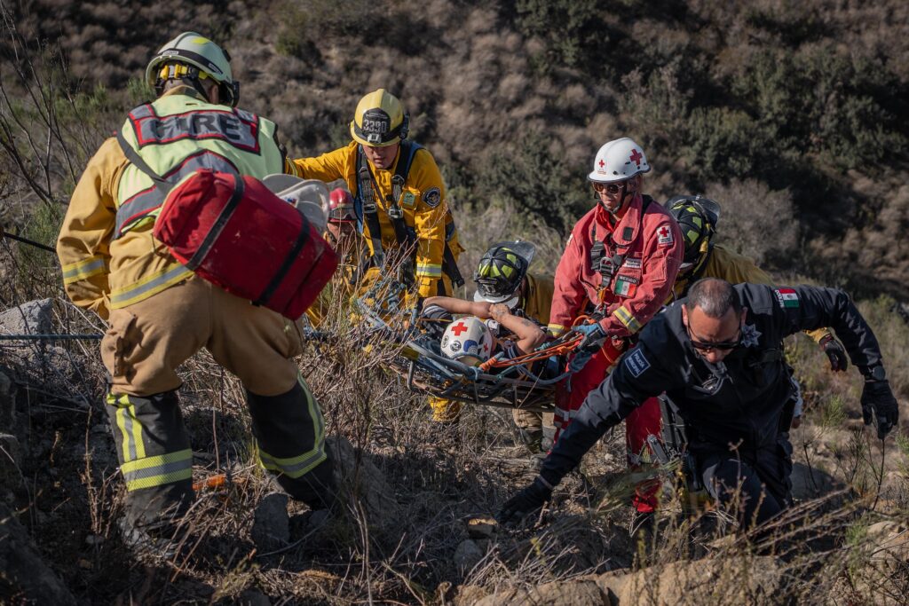 Bomberos rescatan a mujer tras volcar en barranco; llevaba 2 días atrapada