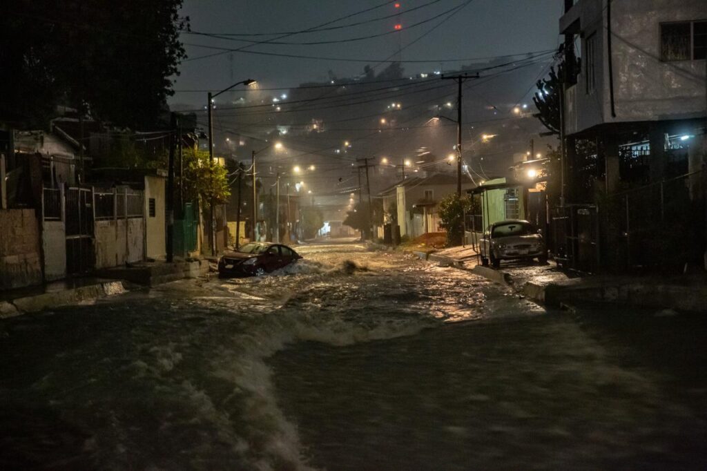 Corriente de agua arrastra a un vehículo de UBER